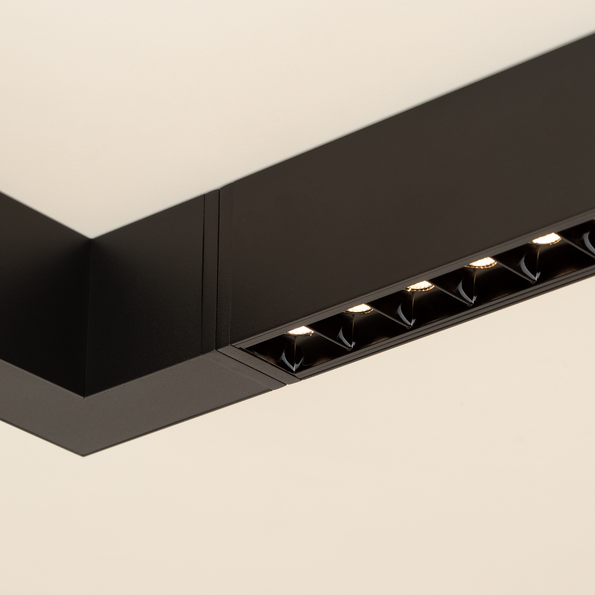 Коннектор угловой NEO-CLIP-38-CON-L-BK